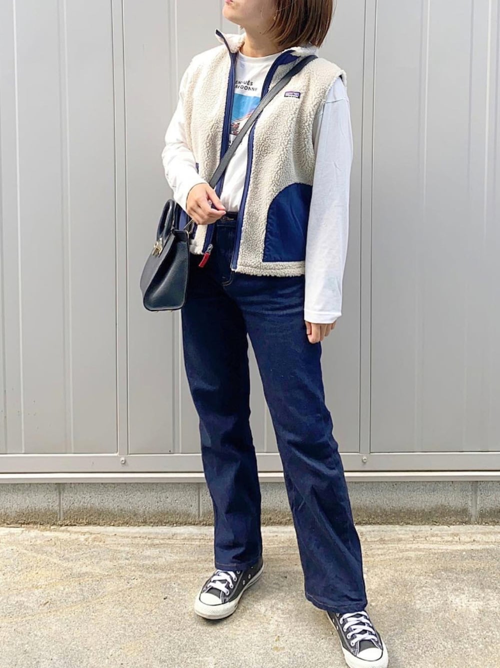 「だから秋服が好き、カジュアルコーデ、秋服、低身長、スニーカーコーデ、ベスト、パタゴニア、patagonia、パタゴニアベスト、秋、秋のコーデ、autumn、ショートヘア、ジーンズ、デニム」｜「CONVERSEのCONVERSE コンバース オール スター オックス / ALL STAR OX(BLACK) 32160321（スニーカー、ブラック系）」を使った、kira*さん（レディース・155cm）の秋コーディネートの1枚目の写真