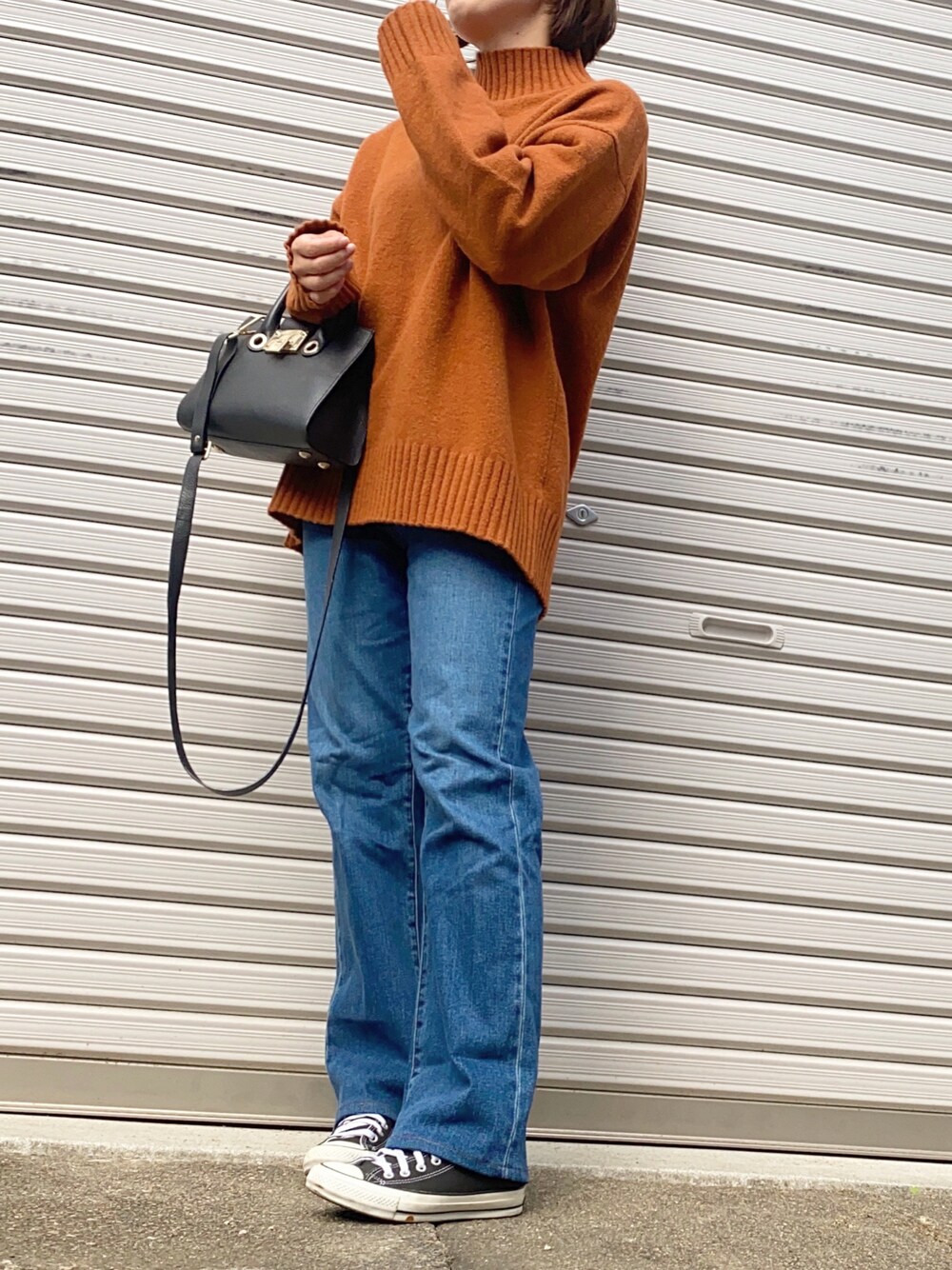 「だから秋服が好き、休日スタイル、秋のコーデ、秋コーデ、ニット/セーター、オーバーサイズ、カジュアルコーデ、デニムパンツ、オレンジニット、秋色、GU、ユニクロ、スニーカー、ニット、低身長コーデ」｜「CONVERSEのCONVERSE コンバース オール スター オックス / ALL STAR OX(BLACK) 32160321（スニーカー、ブラック系）」を使った、kira*さん（レディース・155cm）の秋コーディネートの1枚目の写真