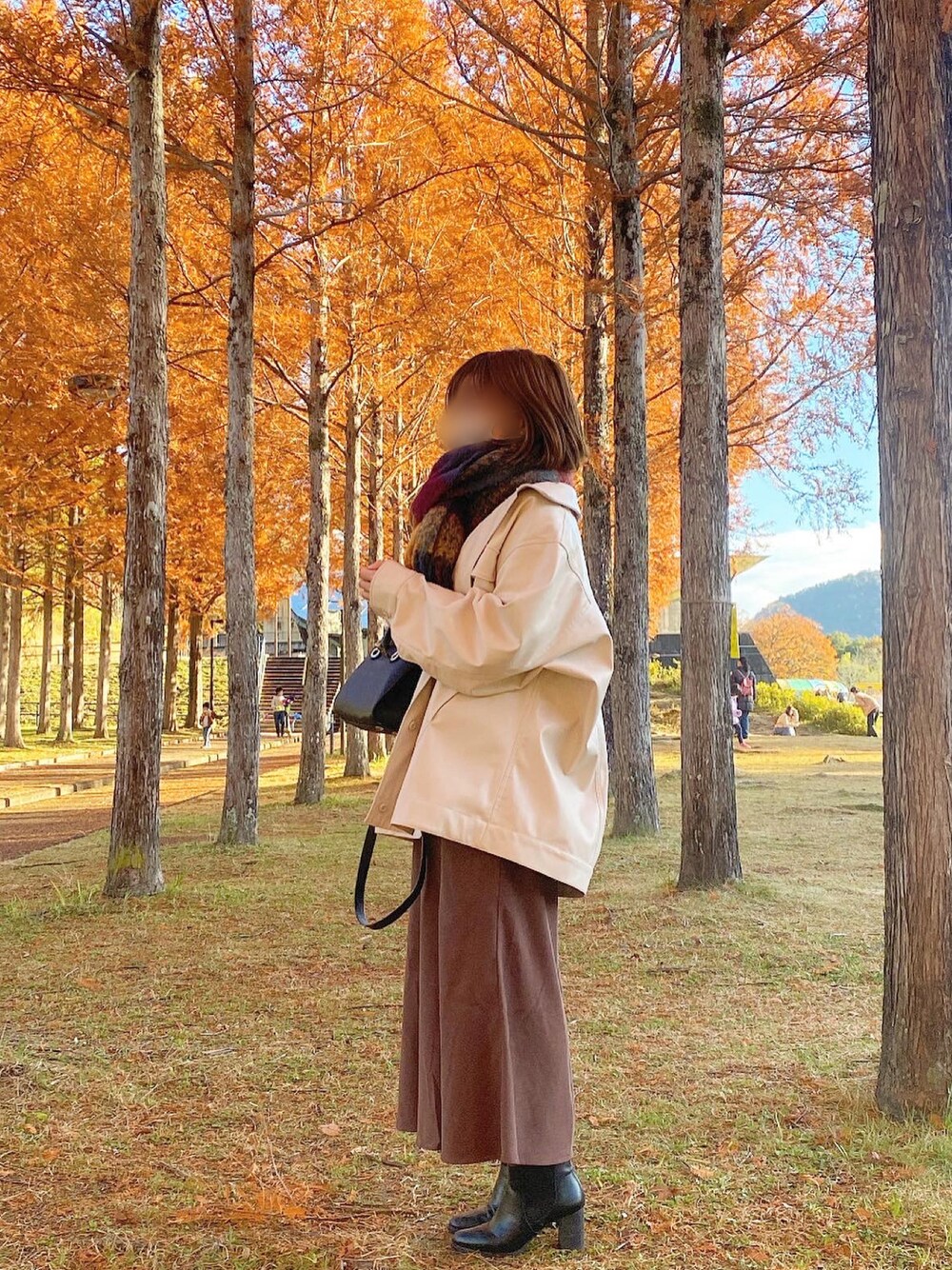「秋のコーデ、低身長コーデ、秋、秋コーデ、紅葉狩り、スカート、マーメイドスカート、休日スタイル、大人女子、プチプラ、大人かわいい、冬アウター、マフラー、ショートブーツ、ショートヘア」｜「Kastaneのフェイクレザーオーバージャケット（カバーオール、ホワイト系）」を使った、kira*さん（レディース・155cm）の秋コーディネートの1枚目の写真