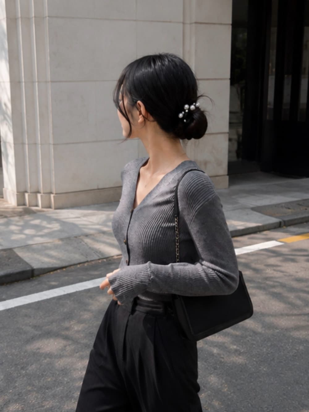 ブラック系のヘアゴムを着用したレディースの夏コーディネートの1枚目の写真