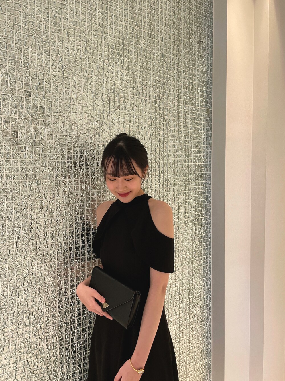 「シンプル、ワントーンコーデ、大人女子、ワンピーススタイル、キレイめ、フェミニン、ロングワンピース、お食事会、ドレス、ドレスアップ」｜「Saint Laurentのアイテム（クラッチバッグ、ブラック系）」を使った、cocoさん（レディース・166cm）の冬コーディネートの1枚目の写真
