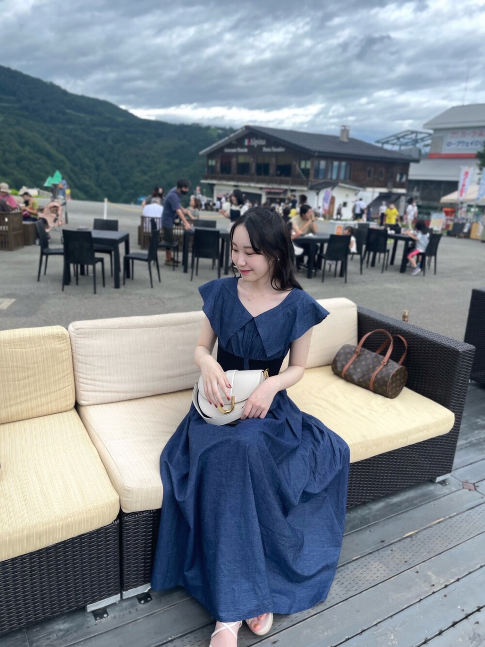 「大人カジュアル、大人かわいい、休日スタイル、お出かけコーデ、楽チンコーデ、きれいめコーディネート、きれいめカジュアル、オトナカジュアル、ワンピースコーデ、お洒落さんとつながりたい」｜「MERCURYDUOのステッチ切替ボリュームスリーブワンピース（ワンピース、ブルー系）」を使った、cocoさん（レディース・166cm）の秋コーディネートの1枚目の写真