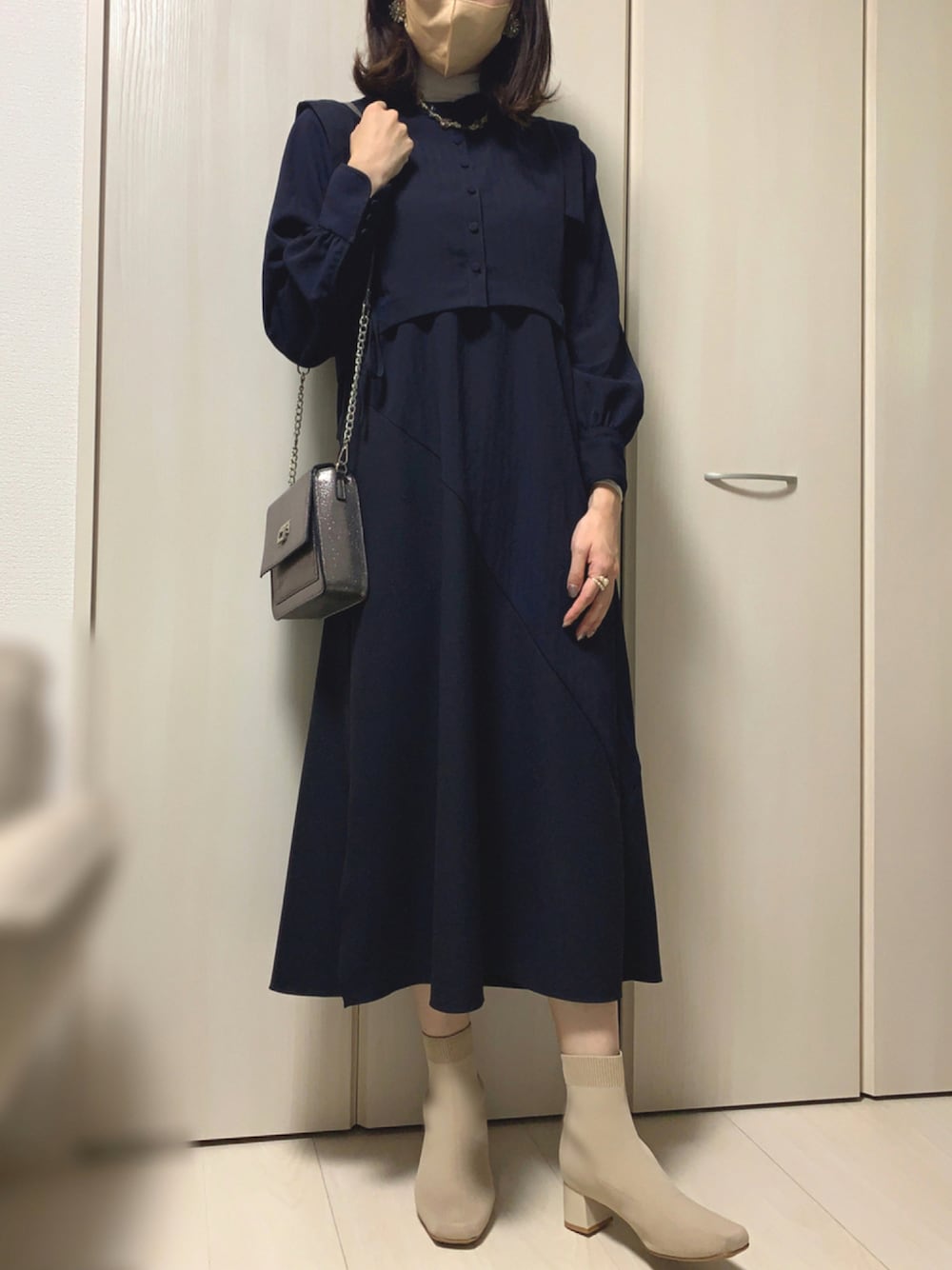 「ワンピース、ブーツ、秋のコーデ、モノトーン、レイヤードスタイル、休日スタイル、お出かけコーデ、シンプルコーデ、オトナカジュアル、PUBLIC TOKYO、スクエアトゥ」｜「PUBLIC TOKYOの4WAYレイヤードキャミワンピ（ワンピース、ブルー系）」を使った、ナナさん（レディース・165cm）の秋コーディネートの1枚目の写真