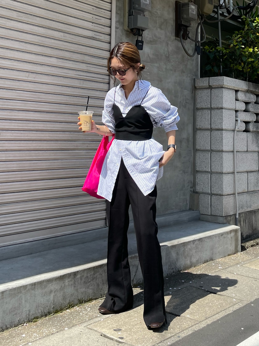 「春コーデ、休日スタイル、ストライプシャツ、ビスチェ、お出かけコーデ、シャツスタイル、春服、低身長コーデ、Lui's、スリットパンツ、シャツコーデ、大人カジュアル」｜「Lui'sのハイウエストサイドベンツパンツ（スラックス、ブラック系）」を使った、yuka nakamoriさん（レディース・152cm）の春コーディネートの1枚目の写真