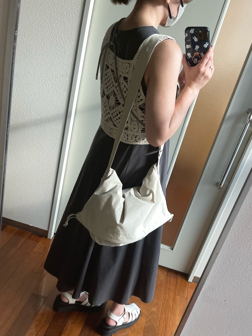 「お出かけコーデ、オトナ女子、シンプルスタイル、ゆるコーデ、ノースリーブワンピース、ユニクロ、ビスチェ、ワンピーススタイル、レイヤードスタイル、しまむら、グローバルワーク(GLOBAL WORK)、モノクロ」｜「GLOBAL WORKのアイテム（サンダル、ホワイト系）」を使った、つばささん（レディース・157cm）の秋コーディネートの1枚目の写真