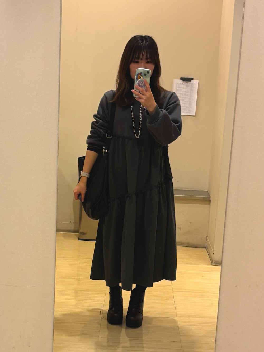 「タートルネック、休日スタイル、楽チンコーデ、オトナ女子、グレーコーデ、30代コーデ、ワンピースコーデ」｜「Shoes in Closetの【新色&再入荷】超軽量厚底 レースアップ ヒール ショートブーツ 2805（ブーツ、ブラウン系）」を使った、つばささん（骨格ストレート・レディース・157cm）の冬コーディネートの1枚目の写真