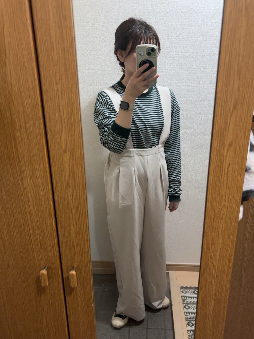 「秋っぽコーデ更新中、めがね、メガネ女子、休日スタイル、秋のコーデ、今日のコーデ、大人かわいい、オトナ女子、150cm台コーデ、ゆるコーデ、サロペット、お出かけコーデ」｜「しまむらのアイテム（サロペット/オーバーオール、ホワイト系）」を使った、つばささん（レディース・157cm）の秋コーディネートの1枚目の写真