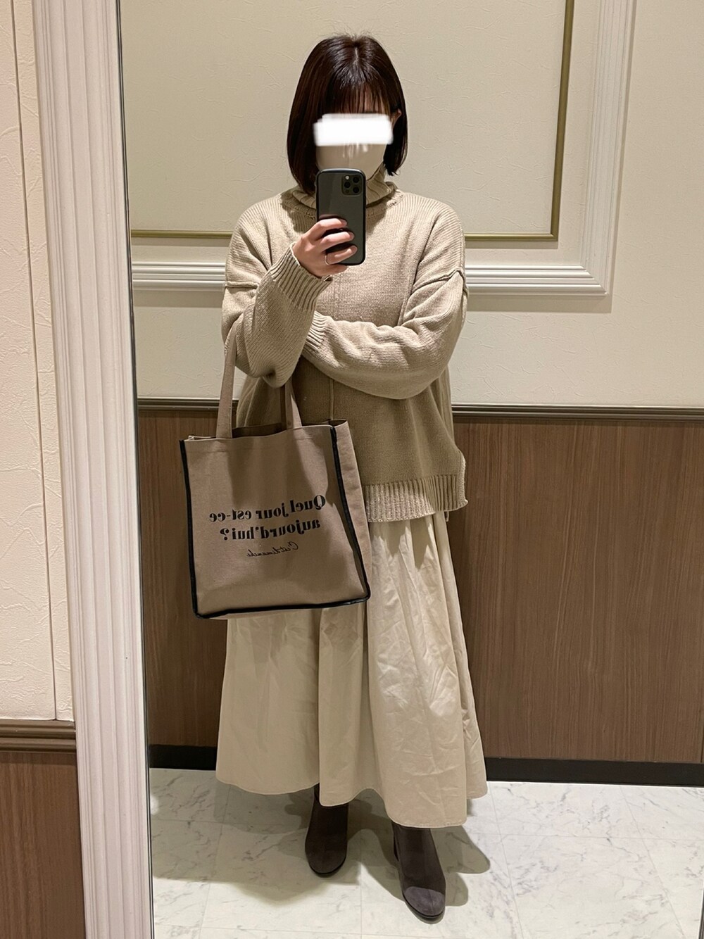 「クリスマスに着たい服、大人カジュアル、休日スタイル、ゆるコーデ、きれいめカジュアル、ホワイトコーデ、デートスタイル（WOMEN）、ブラウン、ベージュ、ショートブーツ、ブーツ、ロングスカート、ハイネックニット」｜「3coinsのアイテム（トートバッグ、ブラウン系）」を使った、つばささん（レディース・157cm）の冬コーディネートの1枚目の写真