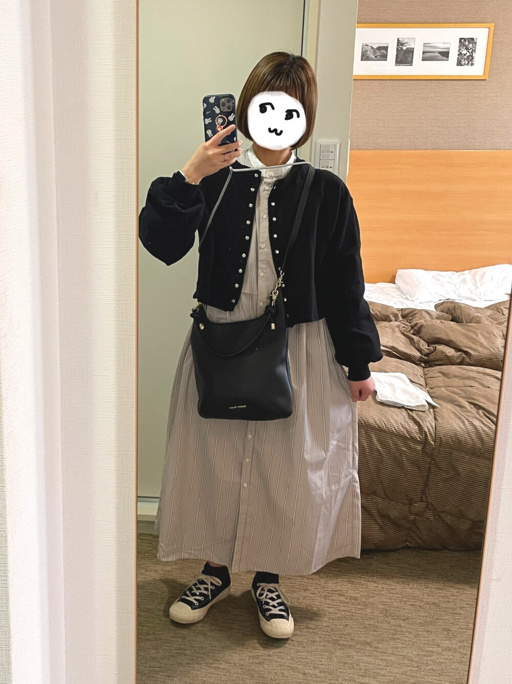 「休日コーデ、カジュアル、春服コーデ、楽チンコーデ、大人カジュアル、大人可愛い、ロングワンピース、ボリューム袖、ママコーデ、おでかけコーデ、カーディガン、ショート丈トップス、スニーカー女子、ショルダーバッグ、ゆるコーデ」｜「mily biletの【mily bilet】1枚で主役級。マルチストライプクレリックシャツワンピース（ワンピース、ベージュ系）」を使った、つばささん（レディース・157cm）の春コーディネートの1枚目の写真