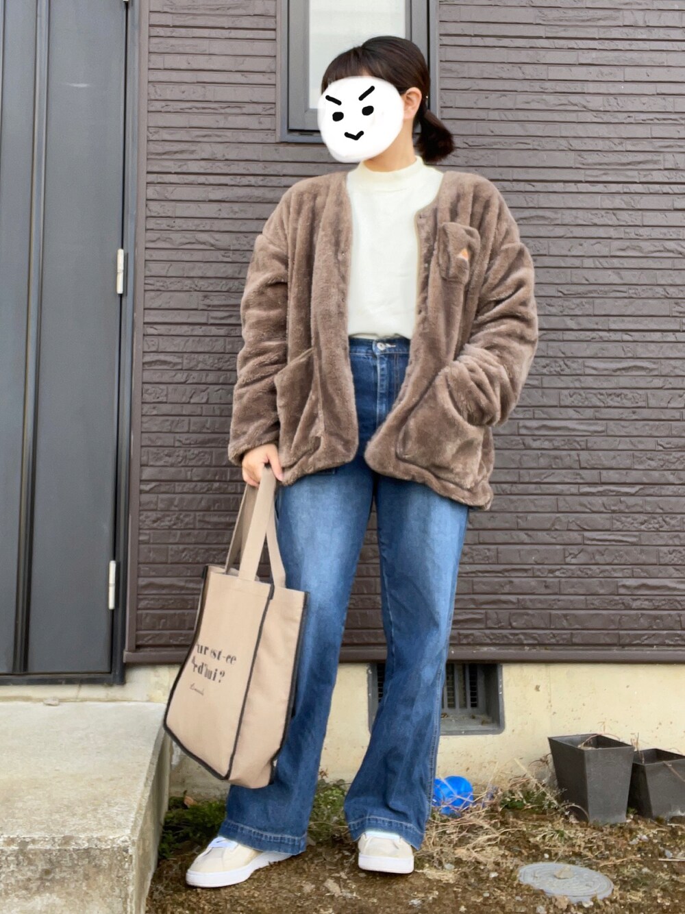 「大人女子、リラックススタイル、スニーカーコーデ、プチプラ、休日コーデ、カーディガン、スニーカー、カジュアルコーデ、オーバーサイズ」｜「3coinsのアイテム（トートバッグ、ブラウン系）」を使った、つばささん（レディース・157cm）の春コーディネートの1枚目の写真
