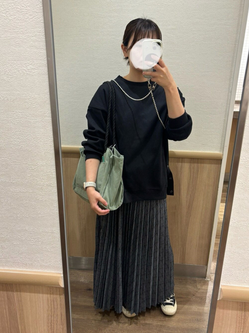 「大人かわいい、秋冬、ラクチンコーデ、シンプル、休日スタイル、スニーカーコーデ、ワントーンコーデ、モノトーンコーデ、スニーカー女子、プリーツスカート、ブラックコーデ」｜「ALTROSEのトートバッグ　トパーズA4（トートバッグ、グリーン系）」を使った、つばささん（レディース・157cm）の秋コーディネートの1枚目の写真