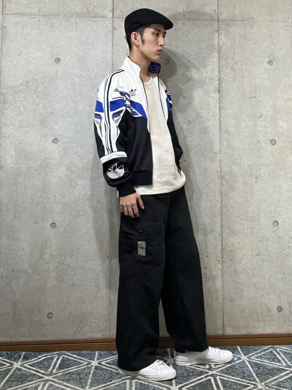 ブルー系のその他アウター、ホワイト系のTシャツ/カットソー、ブラック系のカーゴパンツを着用したメンズの秋コーディネートの1枚目の写真