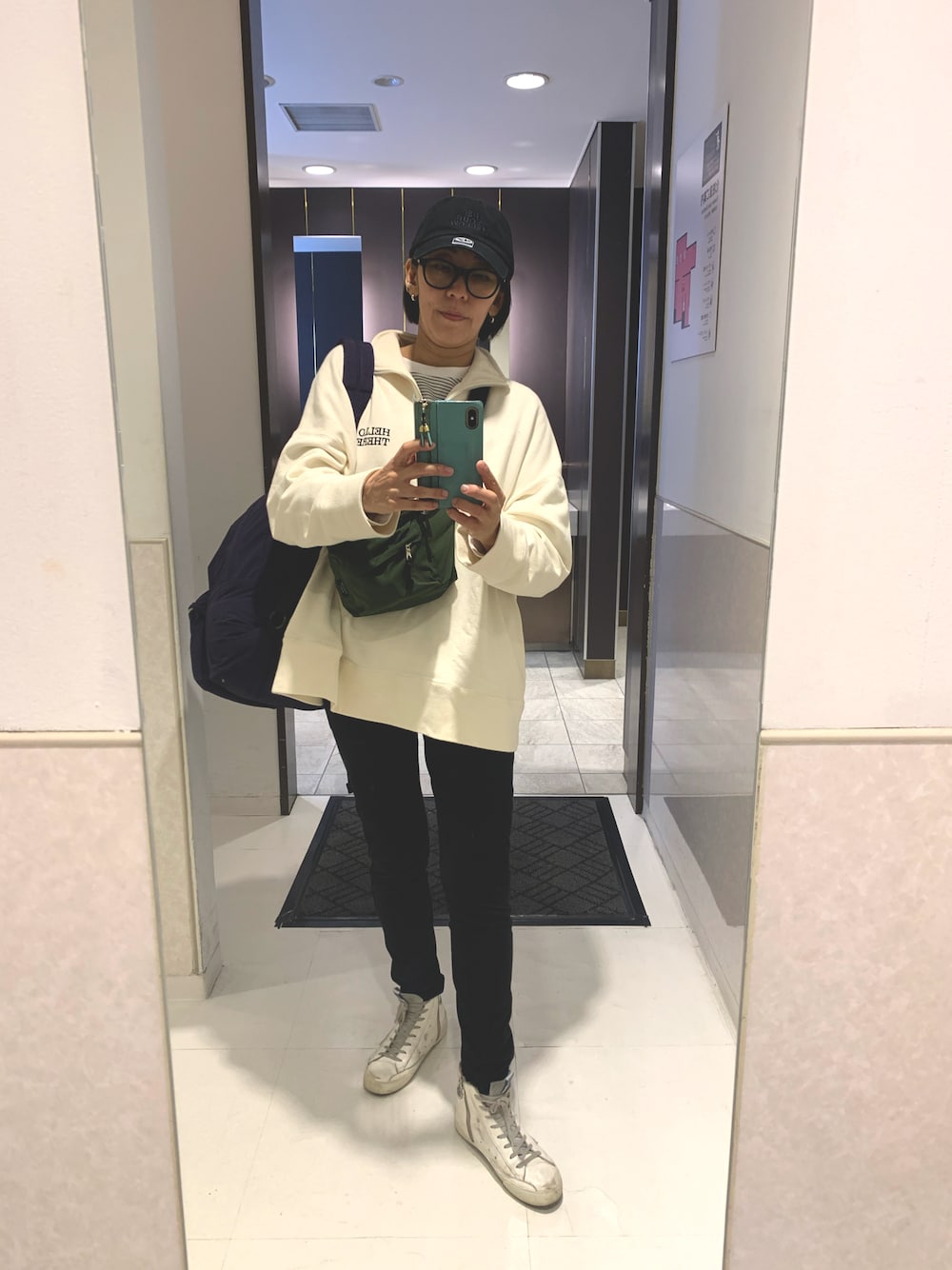 「シンプル、ママコーデ、ママファッション、スゥェット、アウトドアスタイル」｜「GOLDEN GOOSEの【GOLDEN GOOSE / ゴールデングース】FRANCY LAMINATED（スニーカー、ホワイト系）」を使った、yayowillさん（レディース・160cm）の秋コーディネートの1枚目の写真