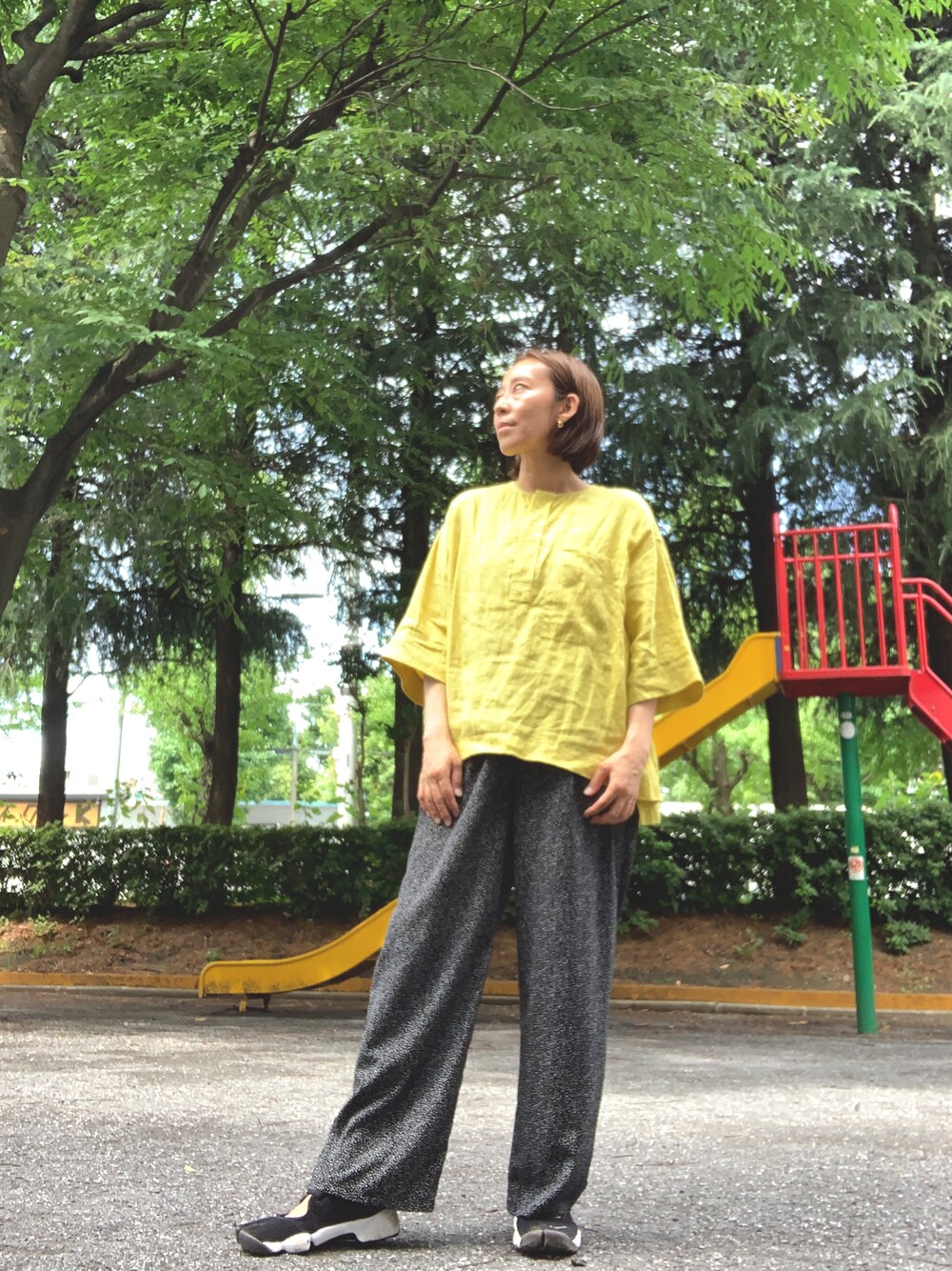 「シンプルコーデ、夏服、パンツスタイル、リラックススタイル、ママコーデ、ママファッション、エアリフト」｜「LE GLAZIKのLE GLAZIK / ルグラジック　リネンシャツ LINEN SHIRTS #JL3744（シャツ/ブラウス、イエロー系）」を使った、yayowillさん（レディース・159cm）の夏コーディネートの1枚目の写真