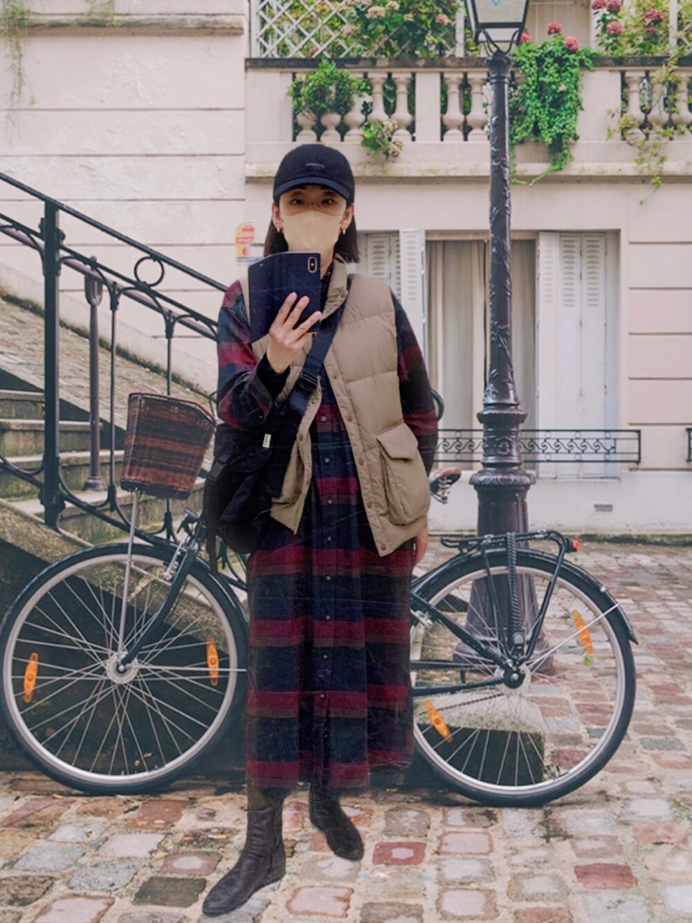 その他のワンピース/ドレス、ブラウン系のダウンベスト、グリーン系のブーツを着用したレディースの秋コーディネートの1枚目の写真