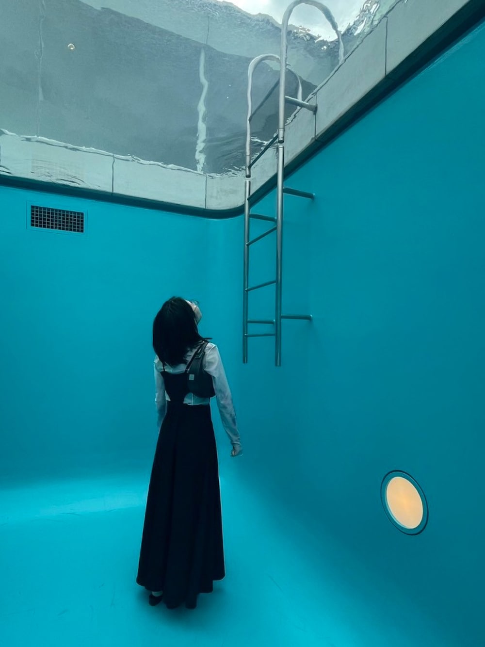 「プールの中、21世紀美術館」｜「LVEU.の【Ai × LVEU.】Original bustier flare one-piece / オリジナルビスチェフレアワンピース（ワンピース、ブラック系）」を使った、kyoさん（レディース・161cm）の夏コーディネートの1枚目の写真