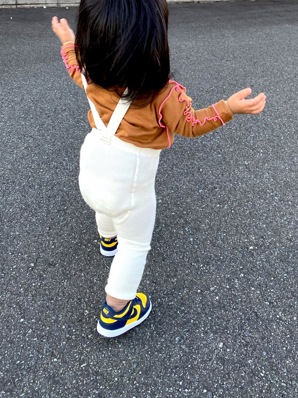 「カジュアルコーデ、ベビーコーデ、ootd、スニーカーコーデ、韓国ファッション、1歳、むすめ服、むすめコーデ、キッズコーデ、NIKE」｜「NIKEのアイテム（スニーカー、イエロー系）」を使った、ひなぴよさん（キッズ・80cm）の秋コーディネートの1枚目の写真