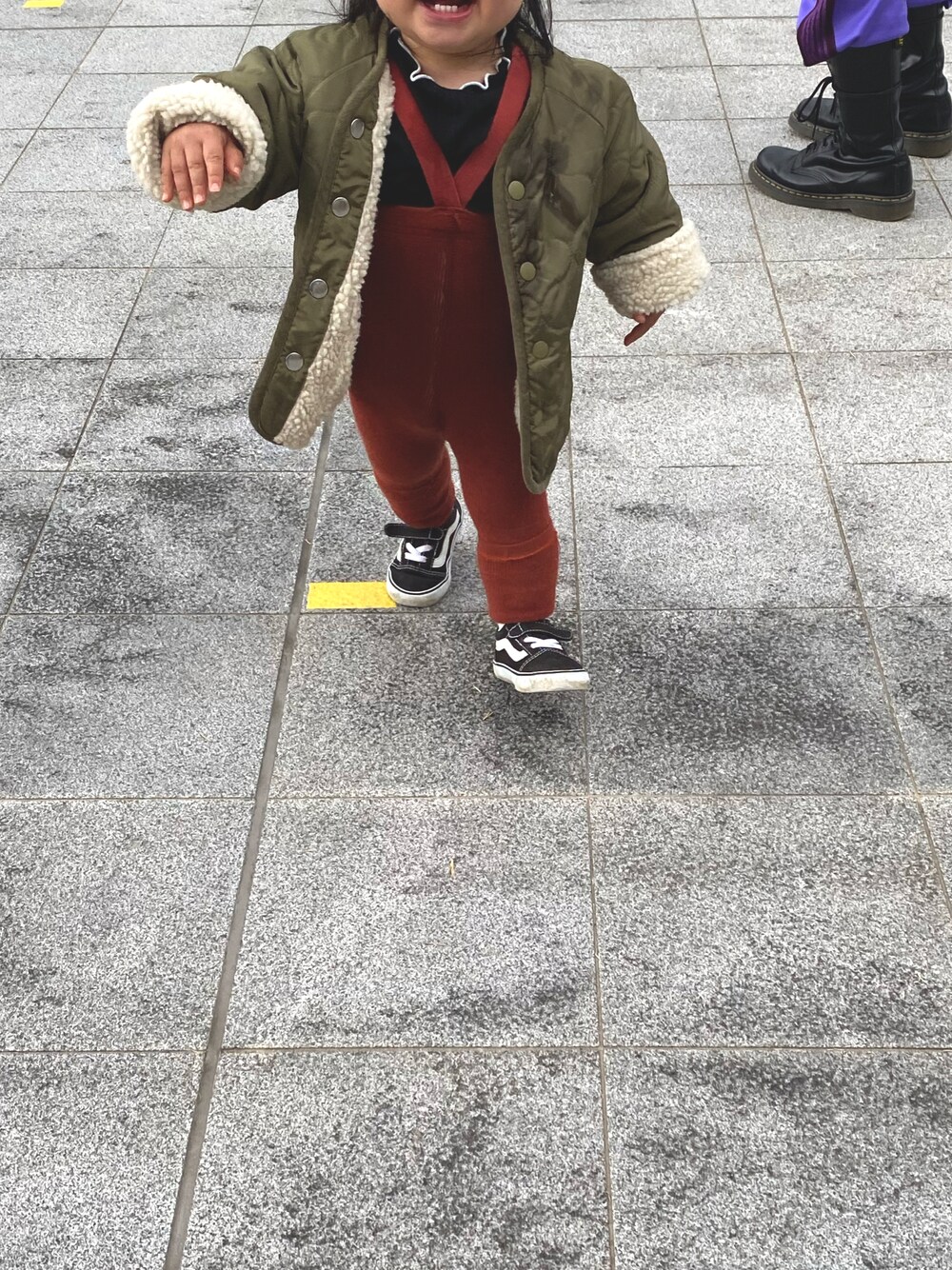 「スニーカーコーデ、オーバーサイズ、休日コーデ、ブルゾン、VANS、フェススタイル、フェスコーデ、1歳、サスペンダーレギンス、女の子、ベビーコーデ」｜「SILLY Silasのアイテム（パンツ、レッド系）」を使った、ひなぴよさん（キッズ・80cm）の秋コーディネートの1枚目の写真