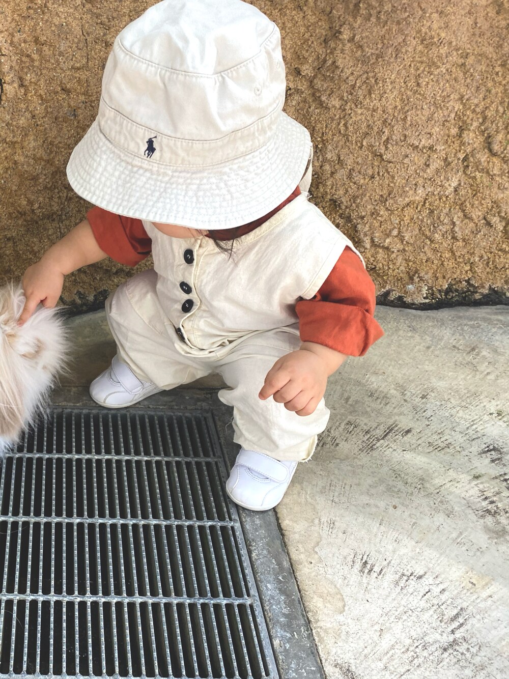 「プチプラ、韓国子供服、1歳、むすめ服、動物園コーデ、バケットハット」｜「RALPH LAURENのアイテム（ハット、ベージュ系）」を使った、ひなぴよさん（キッズ・80cm）の秋コーディネートの1枚目の写真