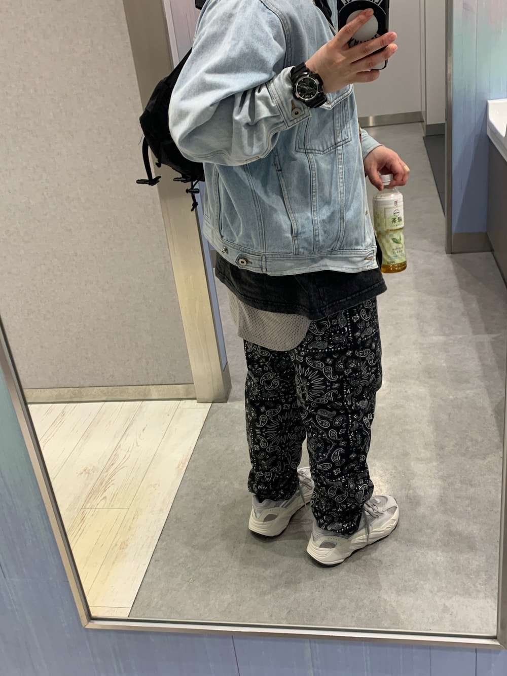 「休日スタイル、おしゃれさんと繋がりたい、メンズファッション、スニーカーコーデ、デニム、スニーカー、低身長男子、ペイズリー、タンクトップ」｜「COOKMANのCookman クックマン シェフパンツ イージーパンツ ワイドパンツ ペイズリー ブラック バンダナ柄（その他パンツ、ブラック系）」を使った、☆マサ☆さん（メンズ・164cm）の春コーディネートの1枚目の写真