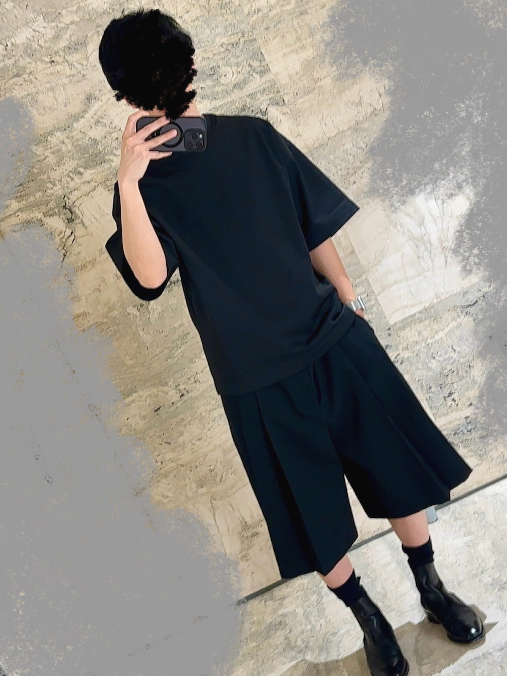 「大人カジュアル、モノトーンコーデ、ゆるコーデ、革靴、黒」｜「CARMINAのアイテム（ブーツ、ブラック系）」を使った、shmさん（メンズ・170cm）の春コーディネートの1枚目の写真