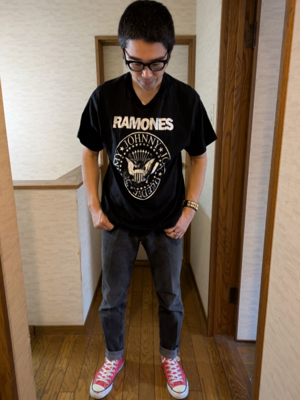 「バンドT、バンドTシャツ、バンT、ラモーンズ」｜「CONVERSEのアイテム（スニーカー、レッド系）」を使った、マッティンさん（メンズ・171cm）の夏コーディネートの1枚目の写真