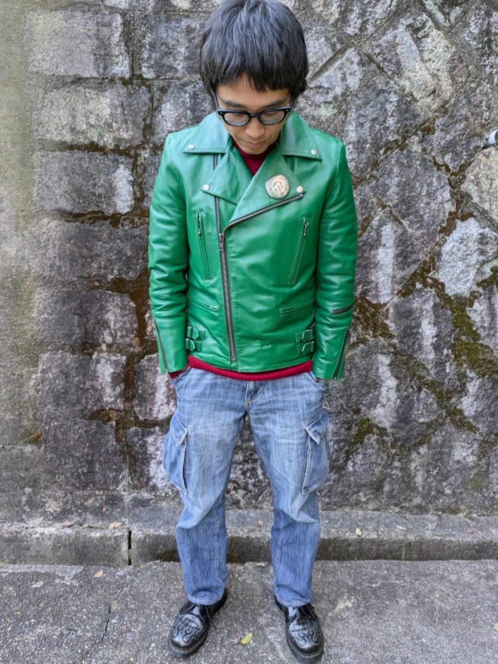 ブラック系のシューズ、グリーン系のライダースジャケット、その他のCDを着用したメンズの秋コーディネートの1枚目の写真