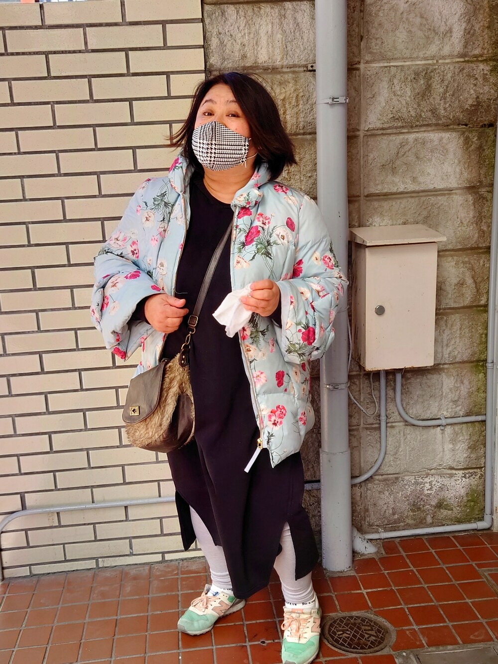 その他のダウンジャケット/コート、ブラック系のワンピース、ブラウン系のショルダーバッグを着用したレディースの冬コーディネートの3枚目の写真