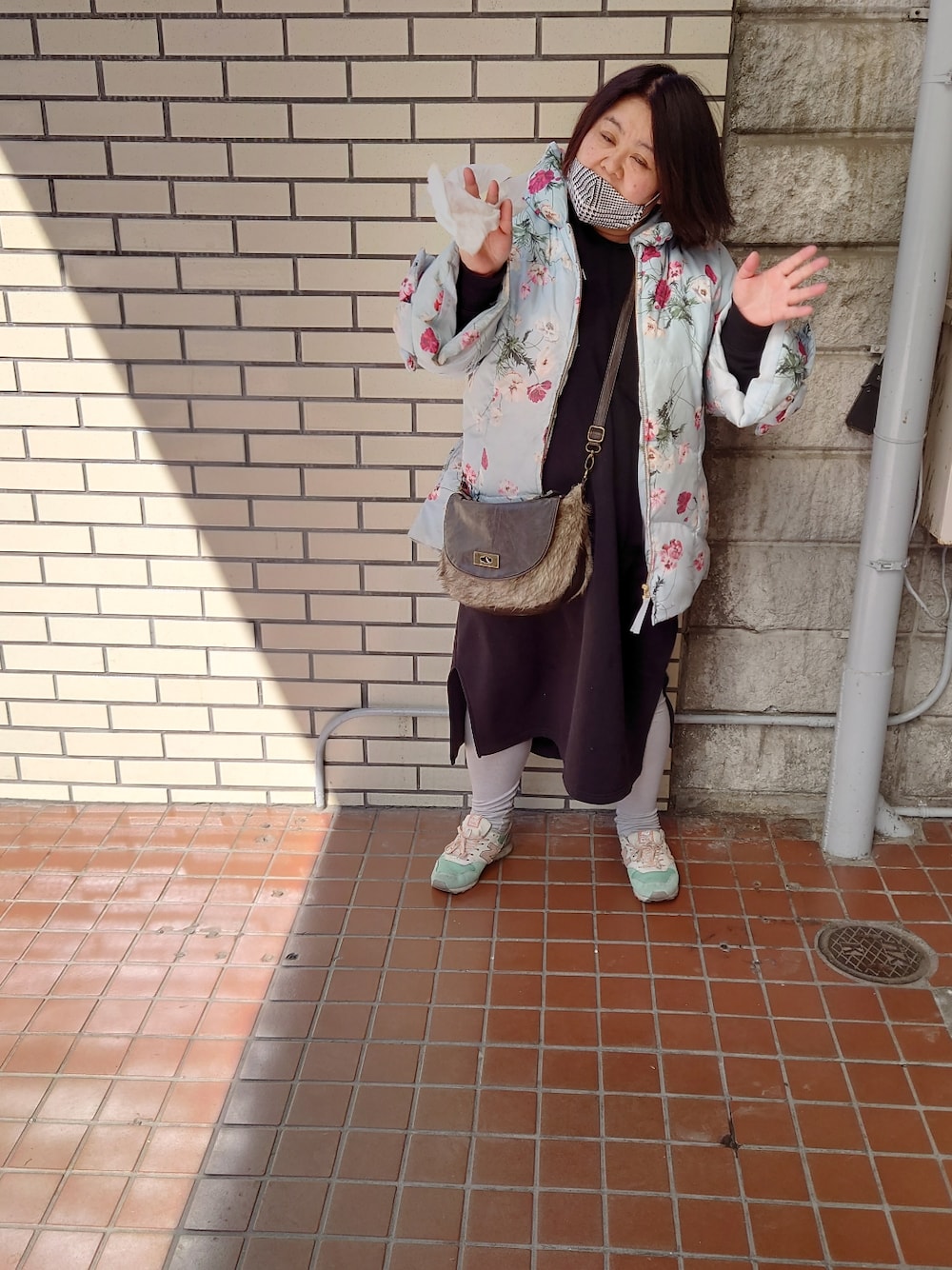 その他のダウンジャケット/コート、ブラック系のワンピース、ブラウン系のショルダーバッグを着用したレディースの冬コーディネートの2枚目の写真