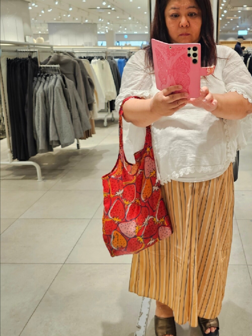 レッド系のエコバッグ/サブバッグ、ホワイト系のTシャツ/カットソー、イエロー系のその他パンツを着用したレディースの秋コーディネートの1枚目の写真