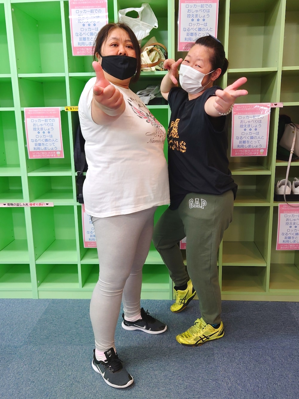 その他のTシャツ/カットソー、ブラック系のスニーカー、グリーン系のパンツを着用したレディースの春コーディネートの2枚目の写真