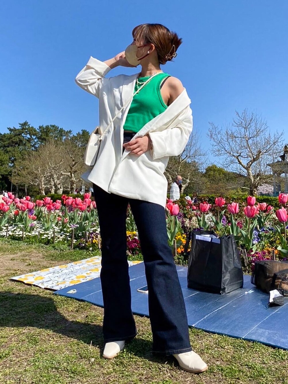 「カジュアルコーデ、春カラー、休日スタイル、シンプル、おしゃれさんと繋がりたい、パンツスタイル、春夏コーデ、韓国ファッション、低身長、グリーン、フレアパンツ、ジャケット、ZARA、H&M、お花見」｜「H&Mのアイテム（テーラードジャケット、ホワイト系）」を使った、くろさん（レディース・153cm）の春コーディネートの1枚目の写真