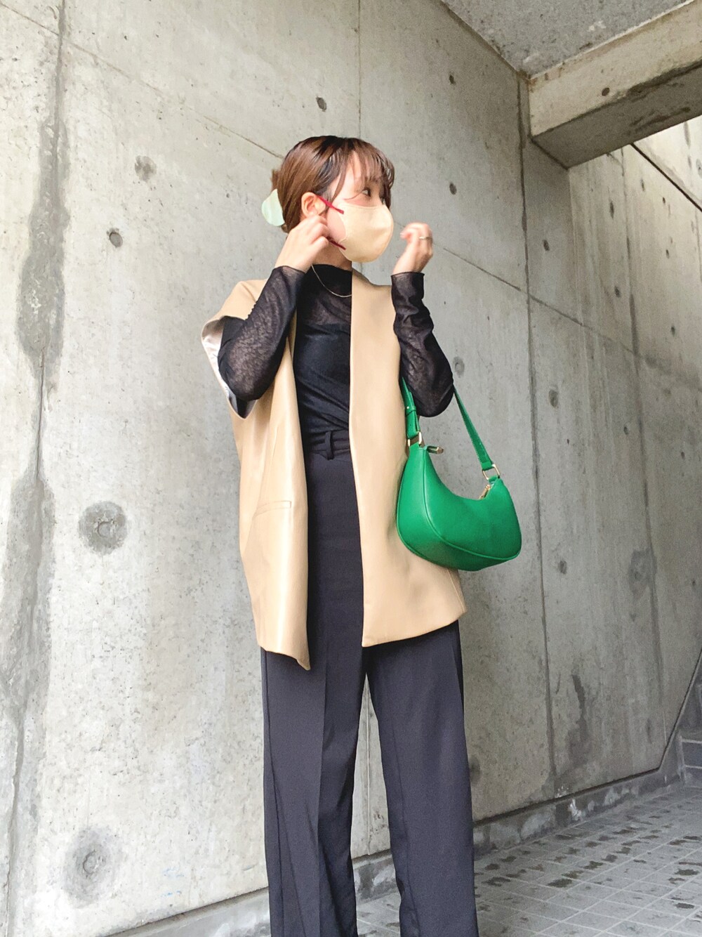 「プチプラコーデ、低身長女子、ベージュコーデ、ベスト、ZARA、GRL、おしゃれさんと繋がりたい、春コーデ、サンダル、美容師、大人コーデ、グリーン、着痩せコーデ、シースルートップス、153cmコーデ」｜「GRLのレザーショルダーバッグ（ショルダーバッグ、グリーン系）」を使った、くろさん（レディース・153cm）の春コーディネートの1枚目の写真