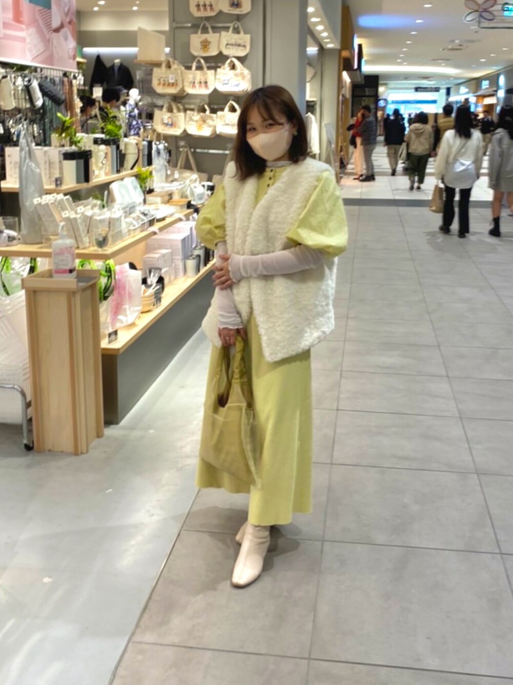「低身長、キレイめ、ワンピース、大人ガーリー、春コーデ、ファーベスト、カラーワンピース、イエローコーデ、イエベ春、シンプル、大人コーデ、美容師、Adam et Rope'、お花見コーデ、イエロー」｜「me+em selectのフラッフィーフェイクファーベスト（ベスト、ホワイト系）」を使った、くろさん（レディース・153cm）の春コーディネートの1枚目の写真