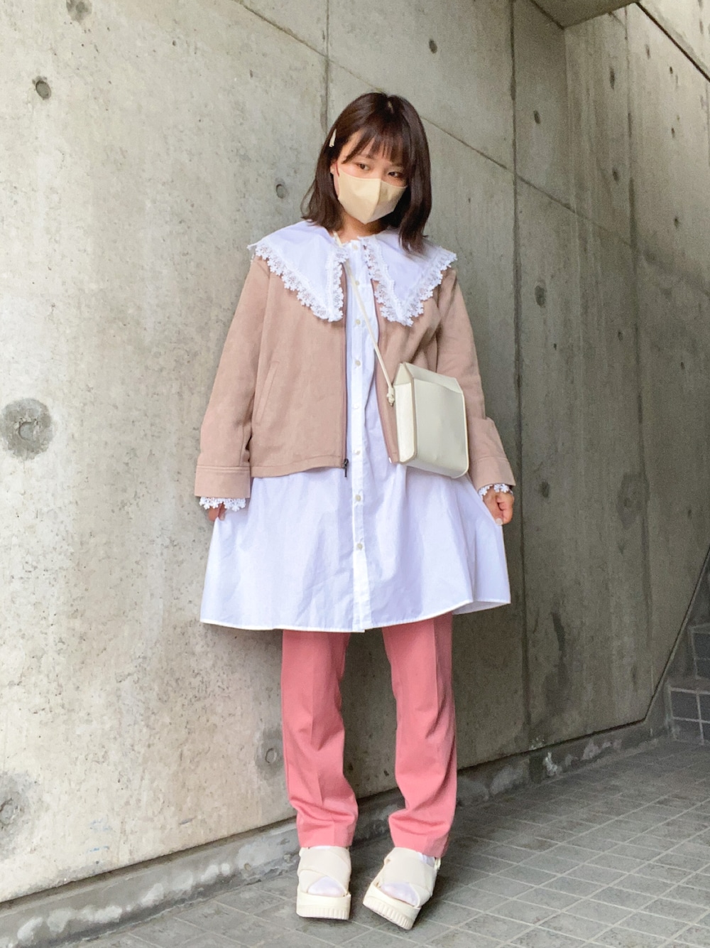 「休日スタイル、プチプラ、春コーデ、パンツスタイル、カラーパンツ、シャツスタイル、ピンク、白パンツ、美容師、BIG襟、女子コーデ」｜「SHAKAの【SHAKA / シャカ】FIESTA PLATFORM（サンダル、ホワイト系）」を使った、くろさん（レディース・153cm）の春コーディネートの1枚目の写真