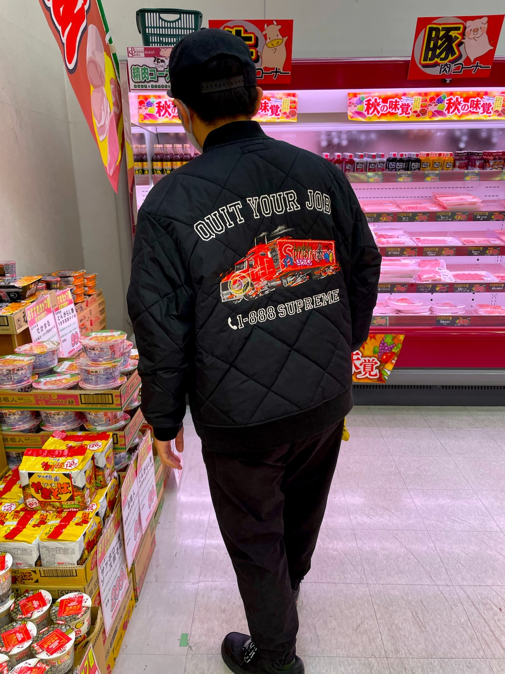 ブラック系のブルゾン、ブラック系のその他パンツ、ブラック系のスニーカーを着用したメンズの秋コーディネートの1枚目の写真