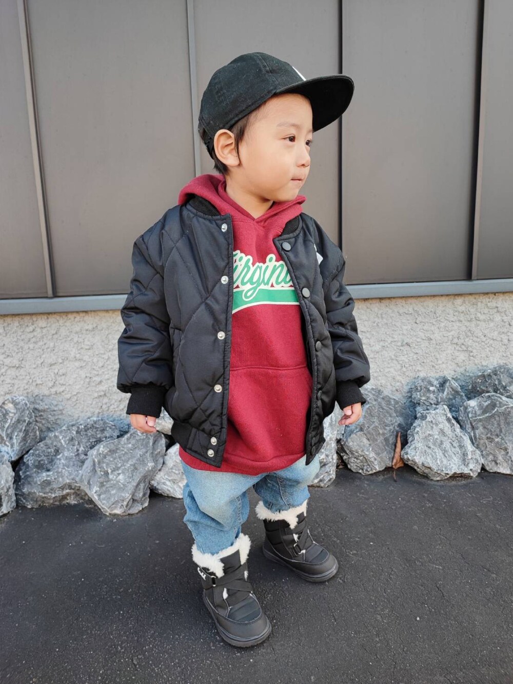 「クリスマスに着たい服、冬コーデ、ベビーファッション、男の子コーデ、スノーブーツ、ストリート系、ストリートキッズ、パーカー KIDS、男の子ファッション、ペアマノンストリート、ストリートコーデ、2歳2ヶ月、2歳男の子、２歳児コーデ、男の子」｜「PAIRMANON STREETの【PAIRMANON STREET】ロゴプリント ポケット付き プルパーカー（パーカー、レッド系）」を使った、KAKKAさん（キッズ・80cm）の冬コーディネートの1枚目の写真