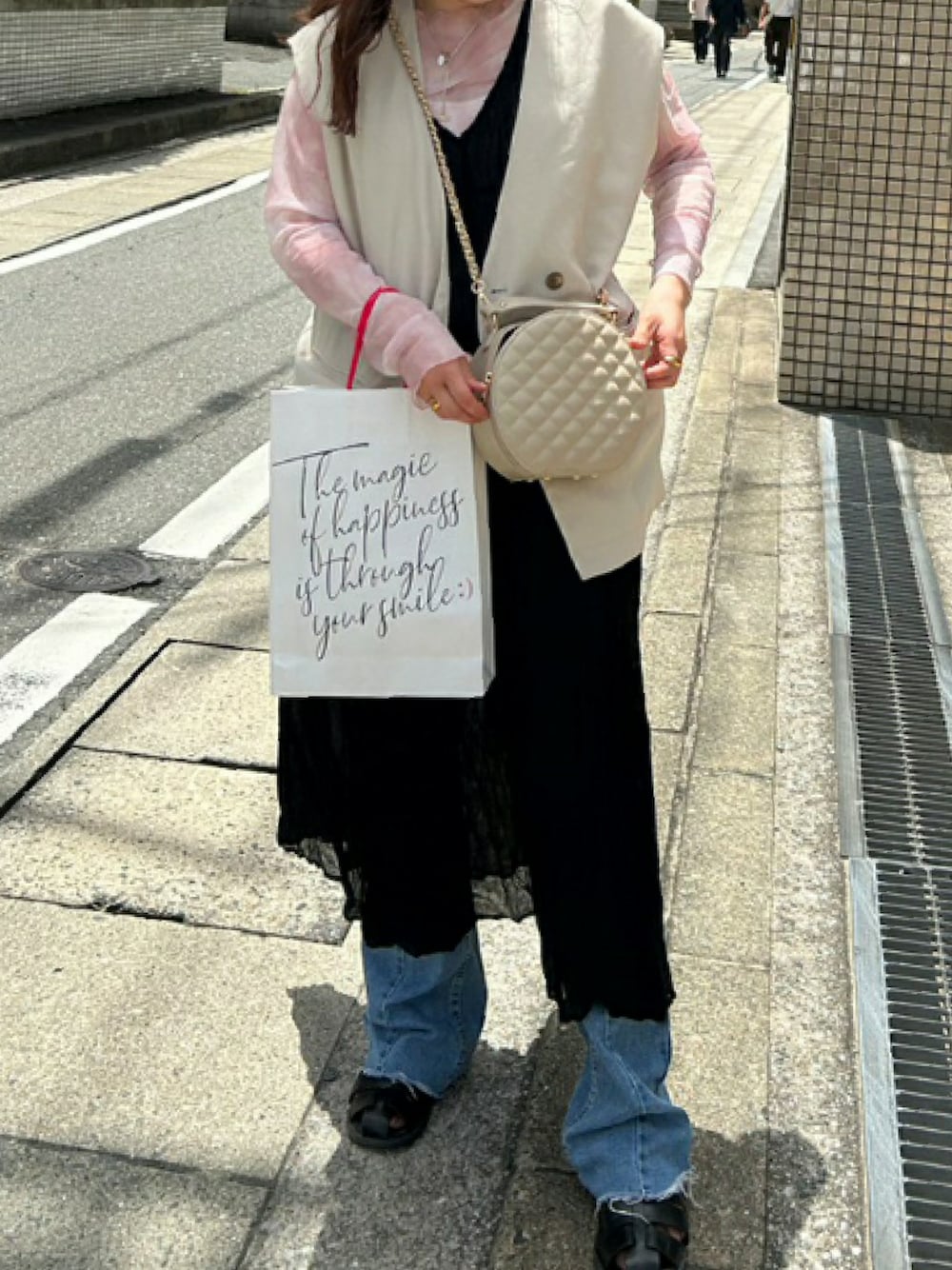 「カジュアル、ベスト、デニム、レイヤードスタイル、タイダイ柄、骨格ストレート、おしゃれさんと繋がりたい」｜「Noelaのアイテム（ショルダーバッグ、ベージュ系）」を使った、おのももさん（レディース・159cm）の夏コーディネートの1枚目の写真