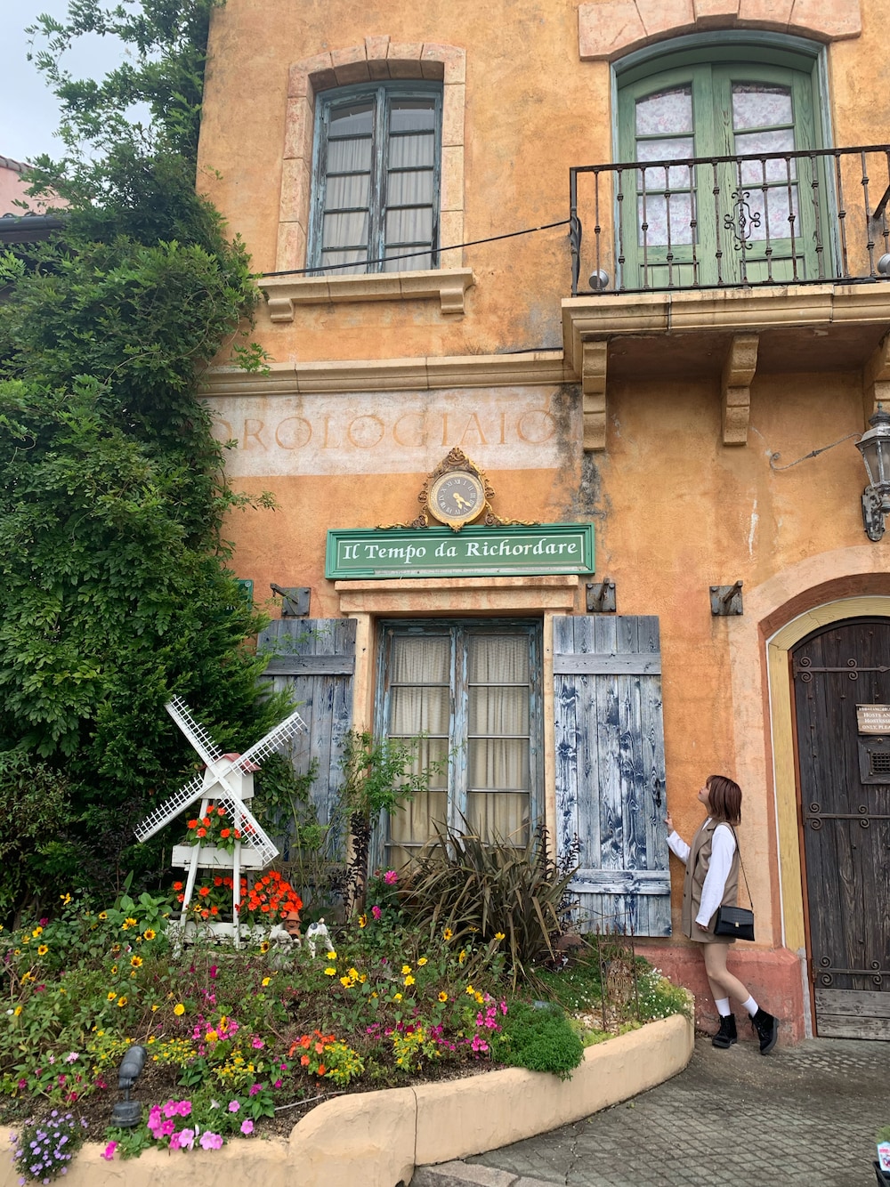 ブラック系のブーティ、ベージュ系のベスト、ホワイト系のトップスを着用したレディースの秋コーディネートの1枚目の写真