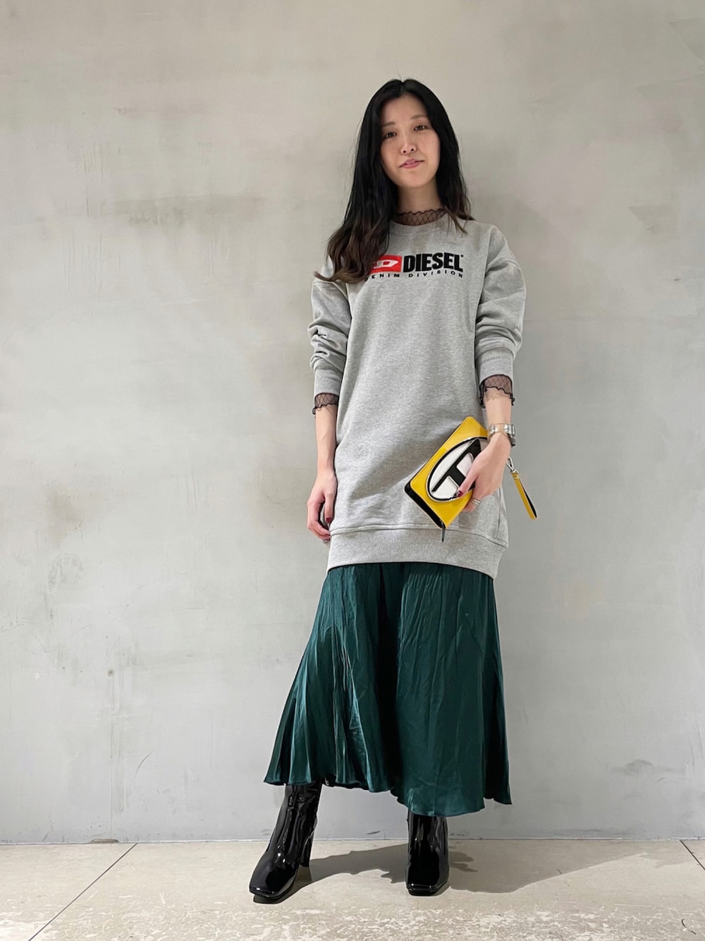「Diesel、きれいめカジュアル、休日コーデ、ショートブーツ、ロングスカート、ゆったりコーデ、カラーコーデ、ディーゼル」｜「DIESELのレディース ワンピース 長袖 スウェットドレス DIESELロゴ（ワンピース、グレー系）」を使った、ナツミ@DIESEL岡山さん（レディース・161cm）の冬コーディネートの1枚目の写真