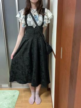 「アイテム（ジャンパースカート、ブラック系）」を使った、亜輝さん（レディース・174cm）の夏コーディネート