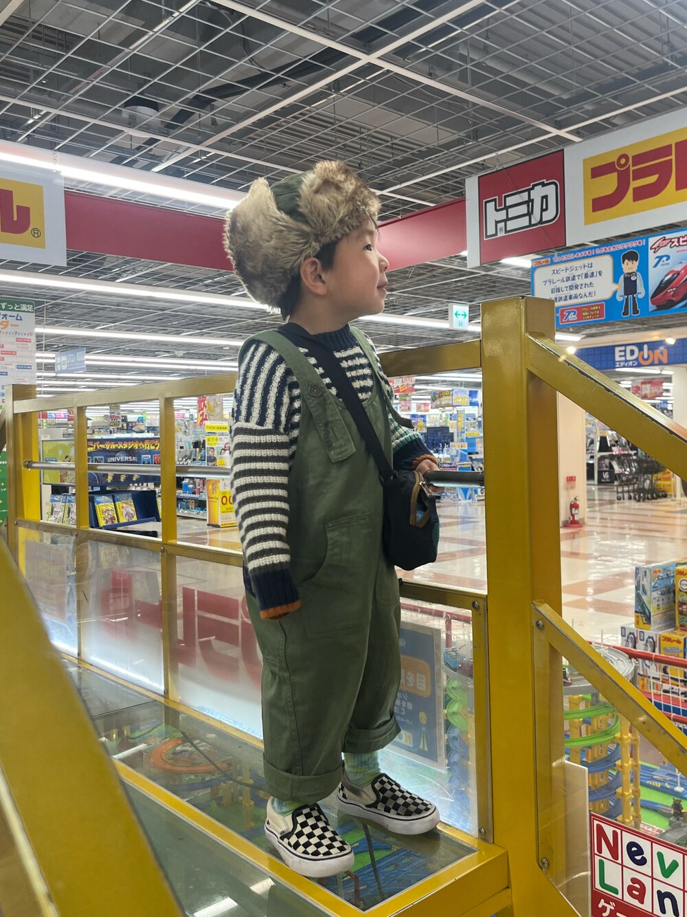 「キッズコーデ、お出かけコーデ、おでかけコーデ、休日スタイル、冬コーデ、フライトキャップ、ボーダー、ニット、サロペット、タイダイ柄、スリッポン」｜「BREEZEのサロペット（サロペット/オーバーオール、グリーン系）」を使った、fukuchanさん（キッズ・100cm）の冬コーディネートの1枚目の写真