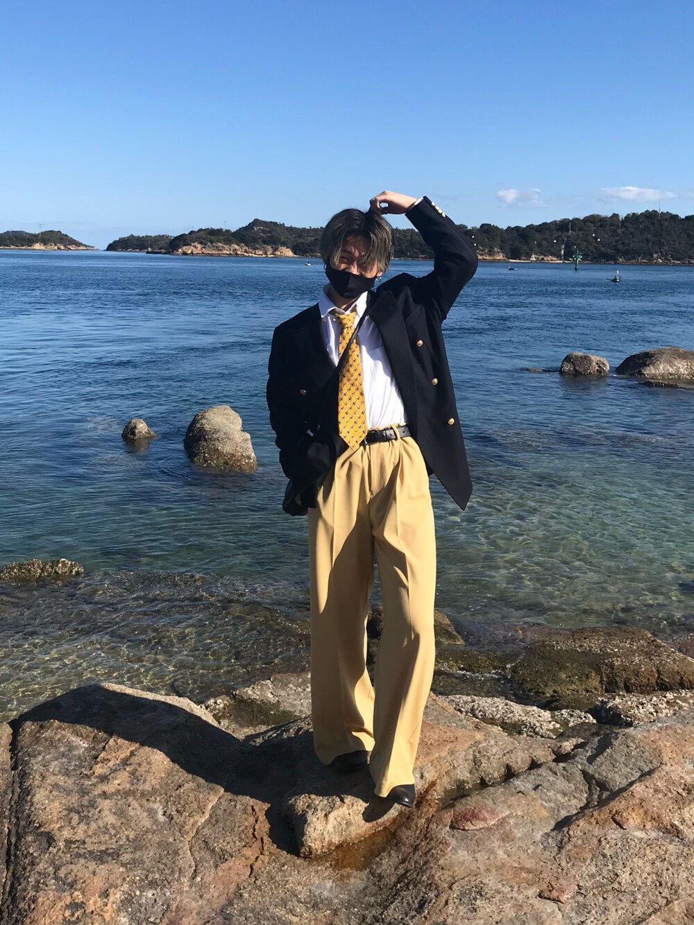 「ごきげんウィーク、今日のコーデ、おしゃれさんと繋がりたい、きれいめカジュアル」｜「NANO universeのWEB限定/センタープレスタックワイドパンツ（その他パンツ、イエロー系）」を使った、Shuhoさん（メンズ・170cm）の春コーディネートの1枚目の写真