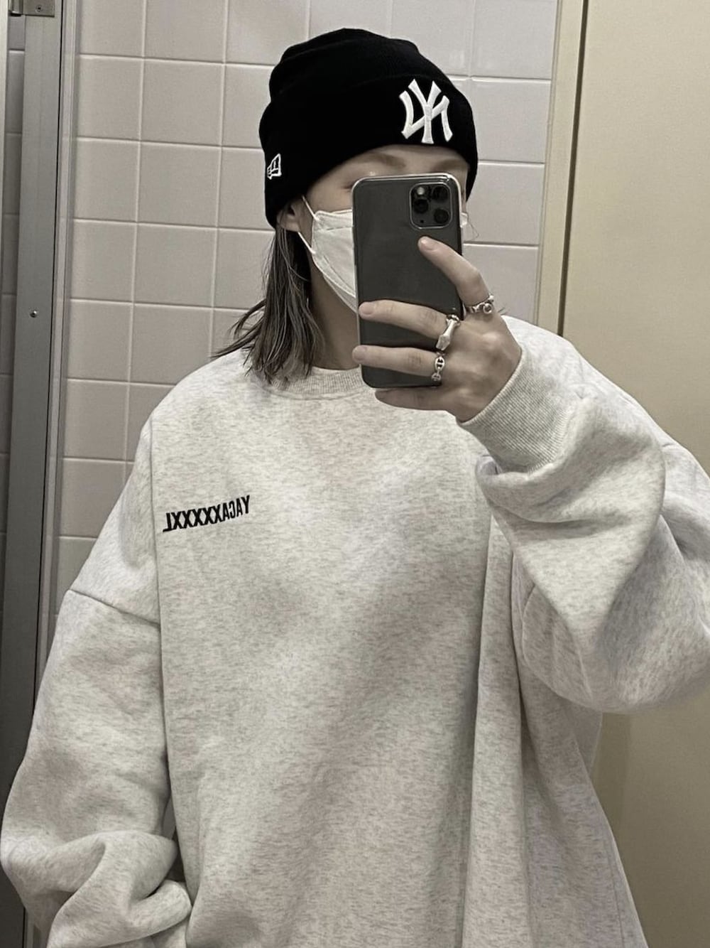 ブラック系のニットキャップ/ビーニーを着用したレディースの冬コーディネートの1枚目の写真