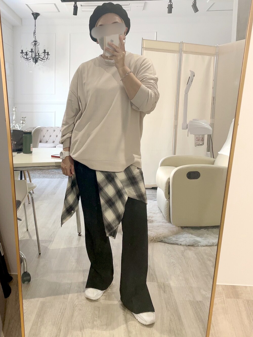 「シンプルコーデ、ootd、今日のコーデ、モノトーン、ブラック、ベレー帽、スニーカー、韓国ファッション、メンズライク、ジェンダーレス、仕事着、ホワイトスニーカー、NIKE AIR MAX」｜「NIKEのナイキ エア マックス 90 メンズシューズ / Nike Air Max 90 Men's Shoes CN8490-100 White（スニーカー、ホワイト系）」を使った、はくさん（レディース・158cm）の秋コーディネートの1枚目の写真