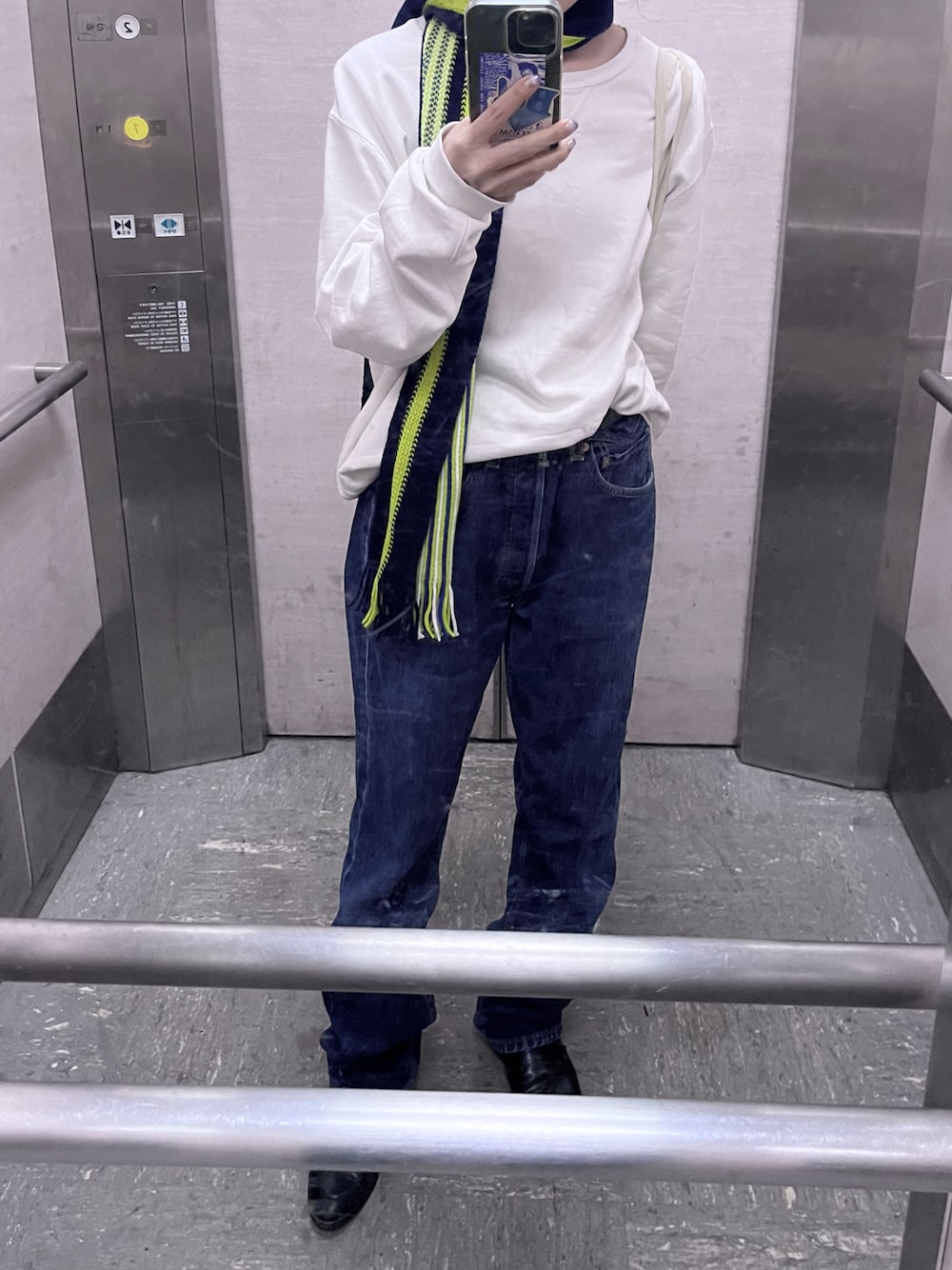 「古着MIX、スウェット、マフラー、シンプルコーデ、大人カジュアル、春」｜「Levi'sのアイテム（デニムパンツ、ブルー系）」を使った、もえ香さん（レディース・156cm）の冬コーディネートの1枚目の写真