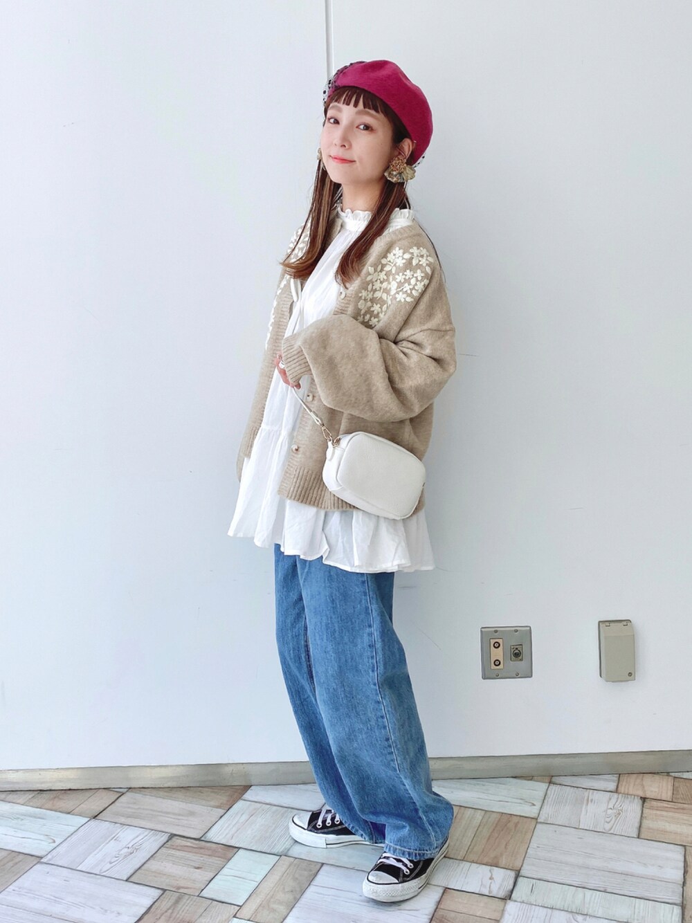 「カーディガン、デニム、ベレー帽、刺繍、レイヤードスタイル、チュニック、GRL、Crisp、クリスプ、スクエアバッグ」｜「GRLのハイウエストルーズデニムパンツ[cu275]（デニムパンツ、ブルー系）」を使った、asukaさん（レディース・157cm）の秋コーディネートの1枚目の写真