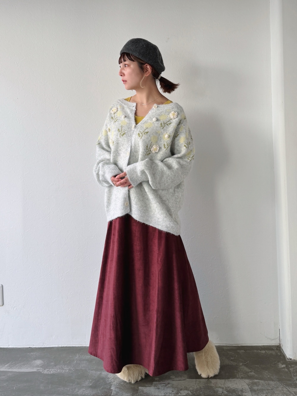 カーディガン/ボレロ（グレー系）を使った「ワインレッド」の