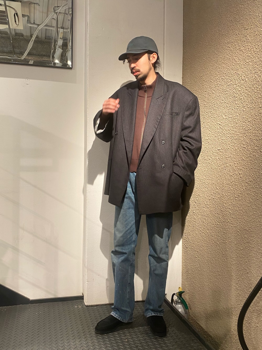 ブラウン系のニット/セーターを着用したメンズの冬コーディネートの1枚目の写真