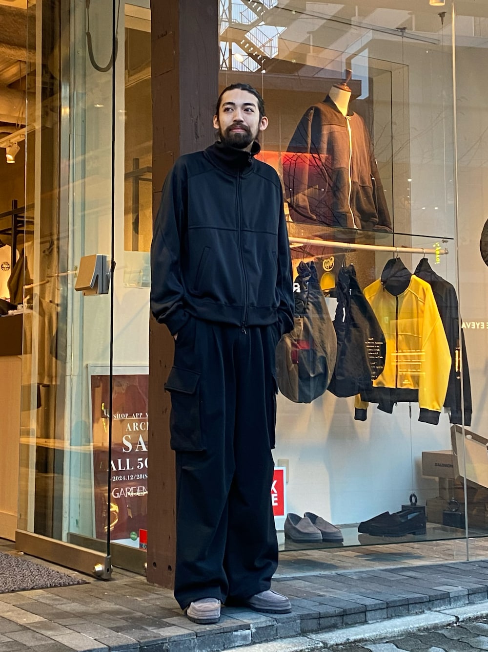 「blohm、ancellm、TOIRONIER」｜「Toironierのアイテム（スウェットパンツ、ブラック系）」を使った、アスガルさん（メンズ・185cm）の冬コーディネートの1枚目の写真